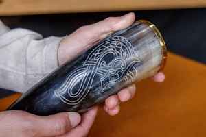 Tasse à boire artisanale de style viking rustique chope de style animal poli idéal pour les amateurs de bière artisanale et d'artisanat naturel - Product Image 6