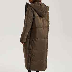 Veste matelassée camouflage unisexe d'hiver avec capuche coupe-vent et imperméable longueur régulière longue logo personnalisé sur le devant - Product Image 2