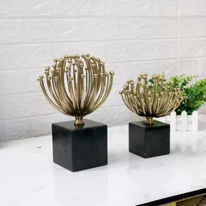 Sculpture de table en métal doré moderne en gros pour la décoration de la maison - Art de haute qualité pour les anniversaires et la rentrée scolaire - Product Image 3