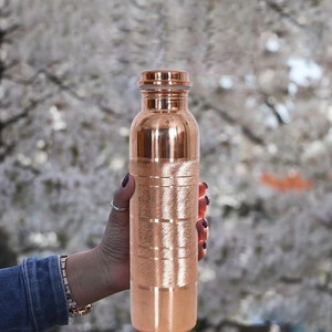 Botella de agua de cobre puro de calidad superior 1000ml Bebedero Ayurvédico hecho a mano para la salud y el bienestar disponible al mejor precio - Product Image 4
