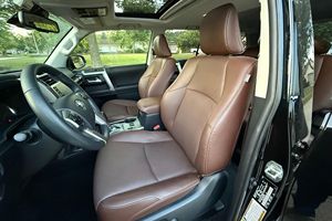 Toyota 4Runner Limited 4x4 SUV 2024 avec toit ouvrant, phares, caméra arrière 360°, sièges électriques - Product Image 2