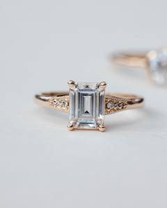 Bague de fiançailles Moissanite taille émeraude 6x8mm | Solitaire en or rose avec bande d'accent | Bijoux fins personnalisé en or argent OEM - Product Image 1