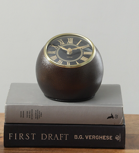 Reloj de mesa de acero contemporáneo y latón Ak, acento moderno para el hogar con atractivo minimalista para escritorios y mesas - Product Image 2