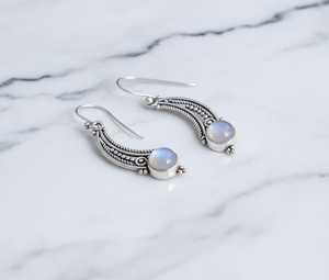 Boucles d'oreilles clous en argent sterling plaqué or, style Bali, avec pierre de lune céleste en forme de croissant, motif de granulation complexe, pour soirée, design charmant - Product Image 4