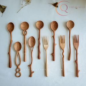 Colección de Cubiertos de Madera Artesanales de Primera Calidad, Acabado Liso, Cucharas, Tenedores y Cuchillos de Madera Natural para una Cena Ecológica y Elegante - Product Image 1