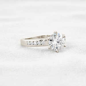 925 Argent Moissanite Diamant Coupe Ronde Bague de Fiançailles Channel Set Style - Product Image 5