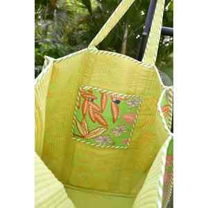 Bolso Tote Verde Claro con Diseño Floral Elegante y Moderno, Resistente al Agua, Hecho a Mano en Jaipur, Forro de Algodón con Bordado - Product Image 2
