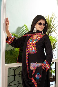 Traje de Fiesta Étnico Indio y Pakistaní de Viscosa con Pedrería Malti de Neeta Creation, Color Negro Malti, para Todas las Temporadas - Product Image 2
