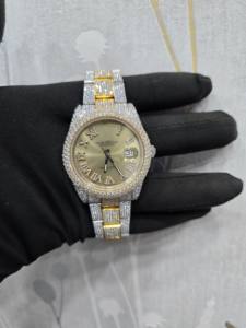 Montre de luxe hip-hop en moissanite glacée pour homme avec cadran entièrement serti de diamants dorés, bracelet haut de gamme, style moderne et affirmé - Product Image 4