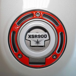 Adesivo 3D Personalizzato per Protezione Tappo Serbatoio Yamaha XSR900 - Decorazione Rossa - Product Image 1