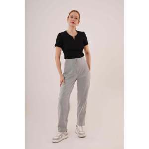 Pantalones Grises de Mujer Lustrin con Doble Pliegue - Pantalones Casuales al por Mayor para Damas, Mezcla de Poliéster, Poliviscosa y Elastano - Product Image 2