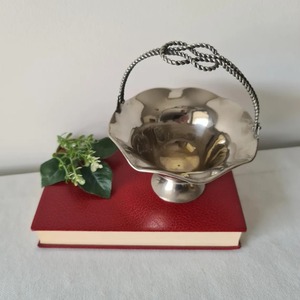 Bol de service en argent de designer avec poignée, parfait pour la décoration de table et l'affichage en pièce maîtresse, fabriqué à la main en Inde - Product Image 6
