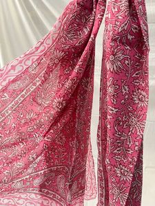 Châle en coton indien fait à la main, paréo de plage imprimé floral et décoratif Duppata pour femmes - Product Image 4