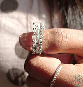 Anillo de compromiso de moissanita de corte redondo, tres capas, Art Deco - Product Image 2