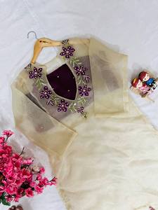 Ensemble Kurta élégant pour femmes indiennes avec encolure brodée et glands assortis à des bas de jambe larges pour les festivals et les événements - Product Image 5