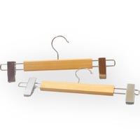 Vente directe d'usine, cintres en bois de qualité supérieure pour les boutiques de mode de luxe des stations balnéaires, cintres en bois personnalisés acceptés