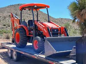 Tractor retroexcavador Kubota M62 usado, 62HP, poco uso, solo 62 horas, excelente estado, motor y caja de cambios completamente funcionales. - Product Image 1
