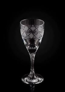 Verre à vin en verre transparent tendance avec un pied fin et un bol équilibré rehaussant les arômes et les saveurs et offrant une présentation de table sophistiquée - Product Image 3