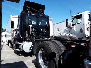 Camión Freightliner Cascadia 113 de Eje Único y Cabina Diurna de Buena Capacidad - 410HP, Transmisión Automática de 12 Velocidades, Camión Usado en Venta - Product Image 3