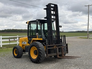 รถยก JCB 930 ปี 2018 ขับเคลื่อน 4 ล้อ ความยาวงา 48 นิ้ว รับน้ำหนัก 6000 ปอนด์ เสาสามท่อน ใช้งานมาแล้ว 2126 ชั่วโมง - Product Image 1