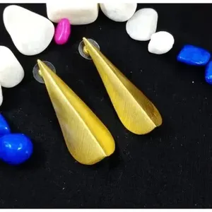 SOUMYA CREATIONS Pendientes de Moda para Mujer, Diseño Geométrico Trenzado, Latón Hecho a Mano, Tono Dorado Texturizado, de Rajasthan - Product Image 2