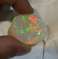 Opale naturelle multi-éclats taille ovale 35,54 carats, traitement par cirage/huile, changement de couleur, certifiée par un tiers