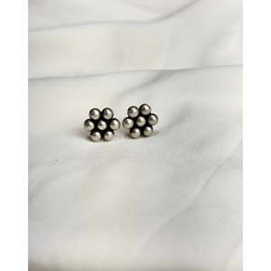 Pendientes de aro étnicos Kudi de oro de 18 quilates y plata 925 con diseño de flor y diamantes, pendientes Kudi de plata 925. - Product Image 1