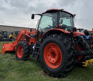 FOURNISSEUR DE CHARIOTS ÉLEVATEURS KUBOTA SÉRIE M6 M6-111 4x4 AVEC BOÎTE DE VITESSES INTELLI-SHIFT 24 VITESSES ET CHARGEUR LA1955 AVEC 2 - Product Image 1