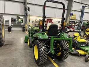 Tracteur agricole compact John Deere 2038R avec chargeur frontal, transmission par engrenages 4x4, vert et jaune - Product Image 3