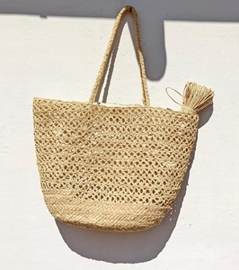 Bolso de mano de rafia natural tejido a mano con decoración bordada Tipo de cierre abierto de verano - Product Image 1
