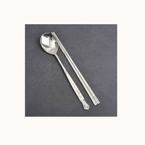 Juego de Cubiertos de Lujo Reutilizables con Diseño de Moda, Elegantes, Planos, de Mango Largo, Plateados, con Logotipo Pulido Tipo Espejo, en Oferta - Product Image 1