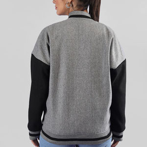 Blouson aviateur universitaire à la mode de baseball pour femmes avec remplissage en coton Patchwork bouton haut court avec manches en cuir noir - Product Image 3