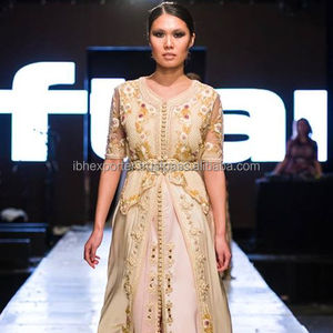 Tissu en soie de haute qualité caftan marocain brodé à la machine à demi-manches - Product Image 1