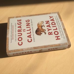 Le courage appelle (édition à couverture rigide) L'art intemporel de la bravoure, de la vertu et de la force intérieure (approvisionnement en gros) - Product Image 2