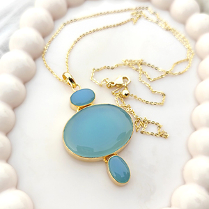 Collier pendentif de grande taille en calcédoine bleue triple pierre de haute qualité, laiton massif plaqué or 18 carats, chaîne en câble faite à la main - Product Image 4