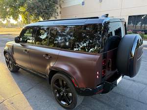 Land Rover Defender 110 P400 Sedona Edition 2025 en Excelentes Condiciones, 395 hp, 6 Cilindros, Tracción en las Cuatro Ruedas, Rojo Sedona, Paquete de Suspensión Neumática - Product Image 3