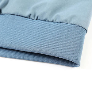 Chaqueta bomber de corte moderno, diseñada para un movimiento cómodo, con tacto de tela suave y uso práctico como prenda exterior. - Product Image 4