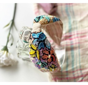 Bandeaux faits à la main pour femmes avec de superbes combinaisons de couleurs et taille réglable, parfaits pour les mariages - Product Image 1