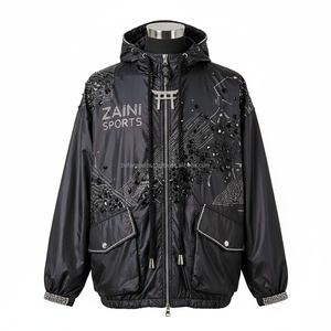 Chaqueta cortavientos de nailon ligera de lujo, chaqueta cortavientos con acabado reflectante y logotipo personalizado con tachuelas de cristal negro para hombre - Product Image 1