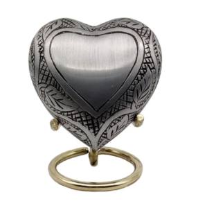 Fournitures en gros souvenir de coeur avec support urnes de crémation de coeur en laiton de conception personnalisée fabriquées en Inde - Product Image 1