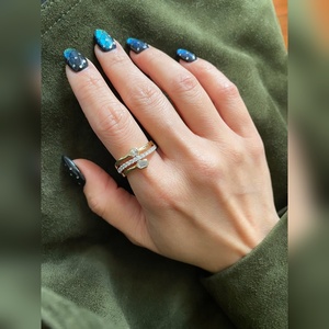 Vente en gros de bagues en or, argent, platine et diamants 10K, 14K, 18K, design en trois rangées, serti de diamants, coupe poire, émeraude, fournisseur - Product Image 4