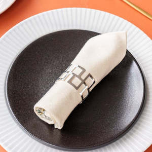 Anneaux de serviette en laiton Élégance intemporelle pour votre table Anneaux de serviette floraux Design inspiré de la nature pour un look frais - Product Image 2
