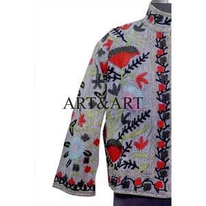 Chaqueta de Invierno para Mujer, Hecha a Mano, de Algodón Acolchado y Bordado Suzani TNT, con Diseño Acogedor - Product Image 2