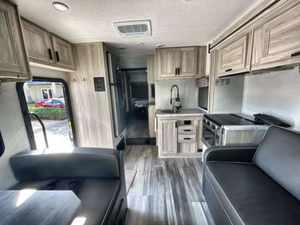 รถบ้าน Family River รุ่น 3251DSLE สีน้ำเงินเข้ม มาตรฐานยูโร 5 สำหรับ 4-6 คน พร้อมเครื่องปรับอากาศ/ไฟฟ้ากระแสตรง มีห้องนอน 1 ห้อง รับน้ำหนักได้ 11000 กก. โครงสร้างเหล็ก/อลูมิเนียม - Product Image 5