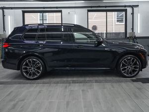 BMW X7 M60i AWD Turbo 2023, Cuero, R21, Volante a la Izquierda, Bajo Kilometraje, Precio en Existencia, Listo para Envío, Techo Panorámico - Product Image 3
