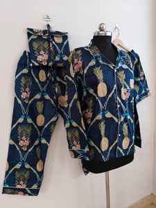 Conjunto de Pijama de Algodón 100% Suave con Estampado de Leopardo para Mujer, Cuello en V, Mangas Largas, Pantalones Jogger con Botones, Ajuste Holgado, Cómodo para el Verano - Product Image 4