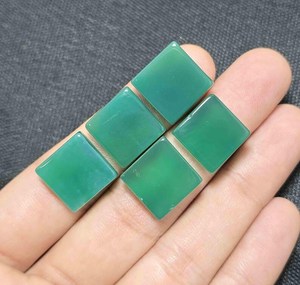 พลอยออนิกซ์สีเขียวธรรมชาติ รูปทรงสี่เหลี่ยมแบน ขนาด 10 มม. ถึง 15 มม. พลอยหลวม - Product Image 3