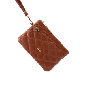 Portefeuille matelassé en cuir Tan CZDN30007 avec fermeture éclair et détail chaîne - Product Image 2