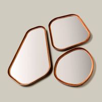Cadre de miroir mural en bois de style vintage pour une décoration intérieure classique, avec des détails sculptés à la main et une teinte bois naturelle chaleureuse.
