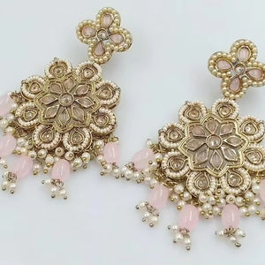 BOUCLES D'OREILLES JUMKHAS TRADITIONNELLES INDIENNES & BOUCLES D'OREILLES KUNDAN EN PLAQUÉ OR AVEC PERLES POUR FEMMES ET FILLES - Product Image 1